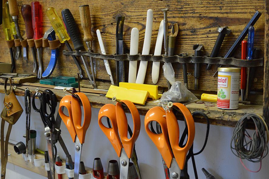 Werkzeug in der Werkstatt von Raumausstattung Kurzeder: Scheren, Ahlen und Nähutensilien