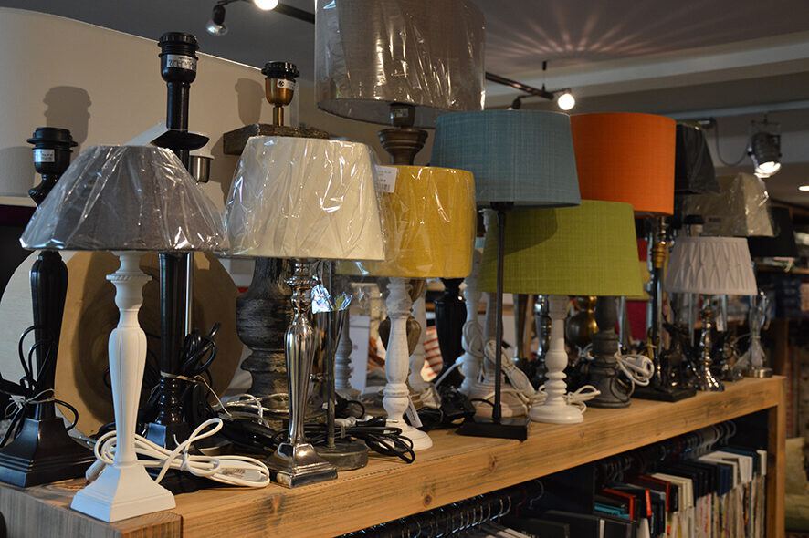 Lampen und Wohnaccessoires in der Beratung ausgestellt